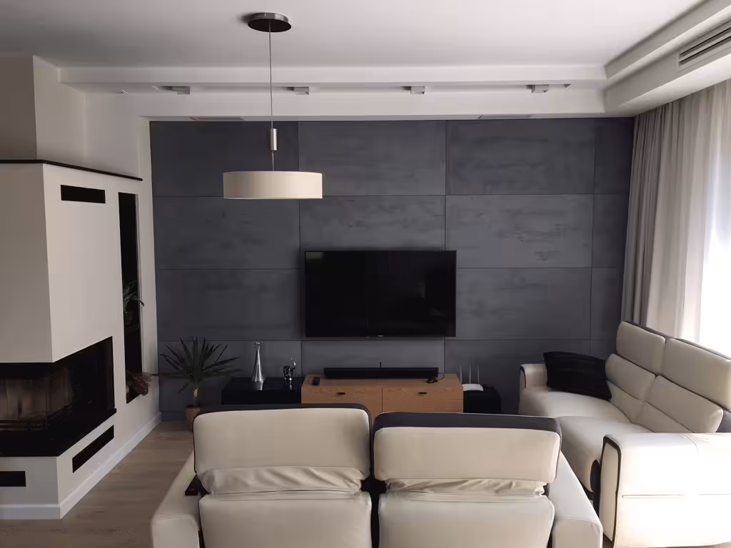 Beton architektoniczny na ścianie w salonie