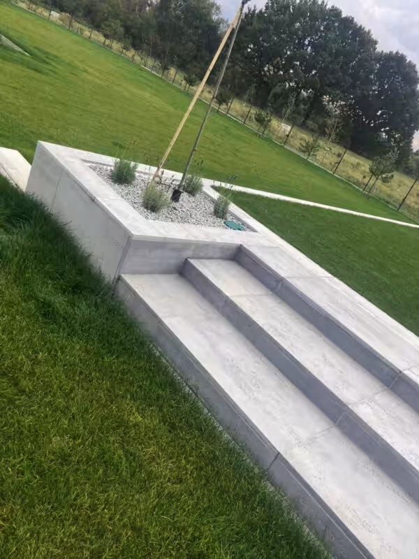 Klej do montażu płyt betonowych na posadzkach